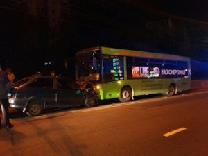 Легковушка влетела в автобус на улице Героев Крут