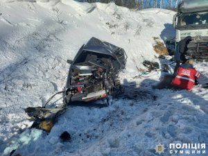 Возле Кролевца произошло смертельное ДТП: грузовик столкнулся с ВАЗом
