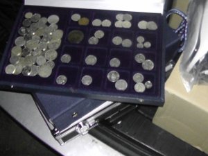 Сумские таможенники изъяли 30 кг монет и килограмм янтаря