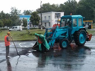 Как сумские дорожники проспект Лушпы в ливень ремонтировали (фото)