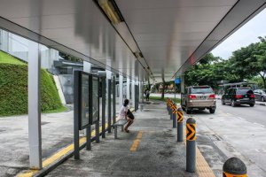 В Сумах остановки общественного транспорта оборудуют защитными конструкциями