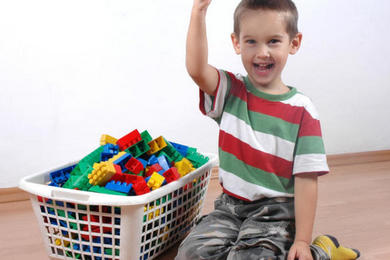 Як навчити дитину прибирати іграшки
