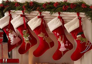 Вяжем новогодние носочки для подарков своими руками