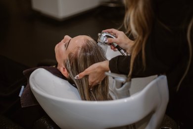 Що таке зворотне миття голови і як воно працює?