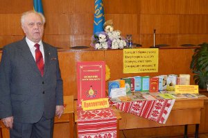Великая книга от великого земляка: Иван Корнющенко представил очередной литературный труд