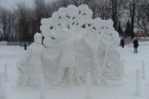 В Шостке появились снежные и ледяные фигуры