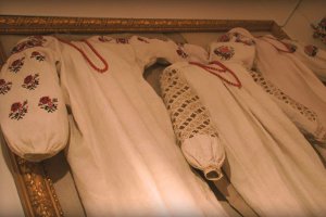 Украинка привезла вышиванки на выставку из России