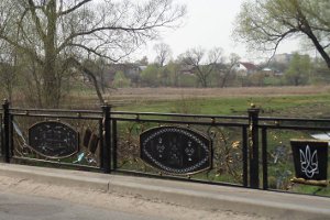 В райцентре на Сумщине появился уникальный патриотический мост (фото)