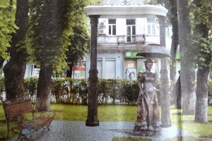 Сумчане решили перенести скульптуру «Дама с зонтиком»