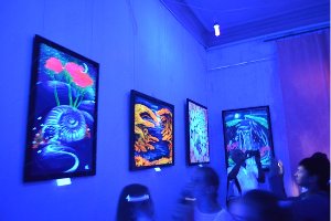 В Лебедине открылась выставка ультрафиолетовых картин