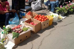 Стихийная торговля в Сумах: пенсионеры наказываются,  а предприниматели торгуют
