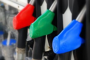 Мэр Сум хочет попросить объяснений у АЗС,  почему цены на топливо не снизились