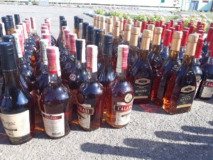Двое молдаван пытались незаконно переместить через границу более 1200 литров алкоголя