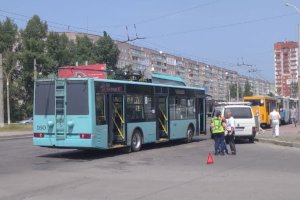 В Сумах на проспекте Лушпы произошло ДТП с участием троллейбуса