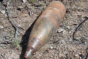 На Сумщине в 20 м от автодороги найден старый артиллерийский снаряд