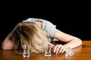 Несовершеннолетняя жительница Шостки отравилась алкоголем