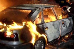 Огонь уничтожил легковой автомобиль