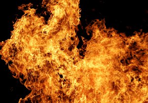 Ночной пожар: на Петропавловской горел микроавтобус