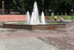 В Конотопе на ребенка упал кусок конструкции фонтана