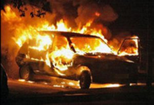 В гаражном кооперативе в Сумах загорелось авто 