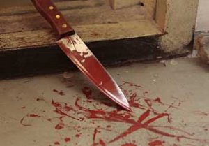 В Сумах 24-летнюю женщину поранили ножом в шею (видео)