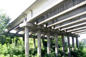 На должностных лиц Сумского горсовета открыто уголовное производство  из-за падения сумчанина с недостроенного моста