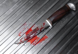 Женщина ударила своего мужа ножом в живот за курение в доме