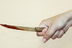 Дочь ударила отца ножом за то, что он сделал ей замечание