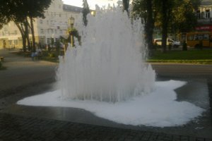 Пенная диверсия: в фонтан «Покровский» набросали моющих средств