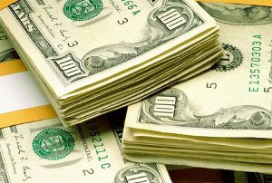 В Сумах пенсионерка отдала мошеннику 2,5 тыс. долларов США