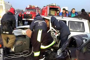 Спасатели достали ребенка из попавшего в ДТП автомобиля
