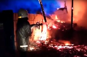 В Конотопском районе пожарные спасли женщину и двух маленьких детей из горящего дома