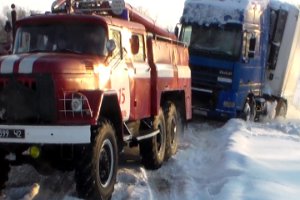 В Сумской области спасатели освободили грузовик из снежного плена (видео)