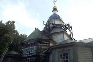 Старинную церковь XVIII века на Сумщине от огня спасали пожарные и селяне
