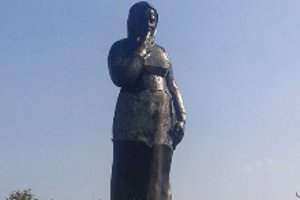 Вандалы повредили скульптуру на Кургане боевой славы на Сумщине