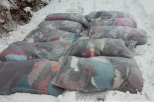 Пограничники обнаружили на Сумщине спрятанные в снегу 10 мешков одежды