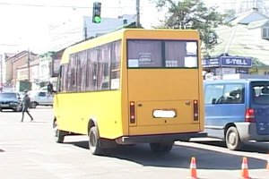 В Сумах под колеса маршрутки попал 13-летний пешеход (видео)