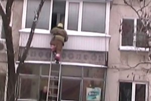 ЧП в Сумах: пенсионер пытался выйти на улицу через балкон на 3-м этаже (видео)