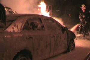 В Сумах горели 2 автомобиля и чуть не загорелись еще 4