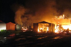 Большой пожар на Сумщине: сгорели гаражи с авто и другим имуществом