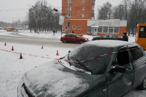 В Сумах автомобиль занесло на остановку – есть пострадавшая (видео)