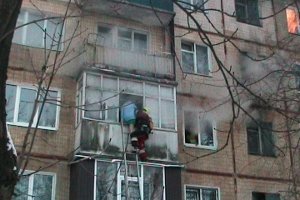 Пожар в сумской многоэтажке: пожарные спасли 5 людей
