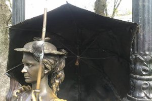 Неизвестные повредили скульптуру «Дама в зонтиком» в Сумах
