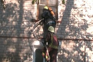 Пожар в жилом доме в Сумах: пожарные спасли сумчанина и эвакуировали еще шестерых