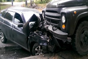 В Сумах грузовик неожиданно выехал на встречную полосу — есть пострадавшие (видео)