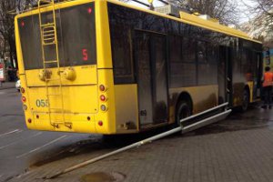 ДТП в Сумах: троллейбус ушел от столкновения и сбил дорожный знак