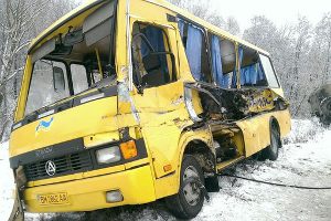 На Сумщине грузовик столкнулся со школьным автобусом — 11 детей попали в больницу