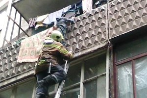 Сумские спасатели не позволили ребенку упасть с балкона