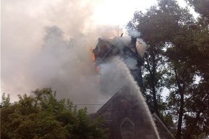 На Сумщине от удара молнии загорелась старинная церковь XVII века