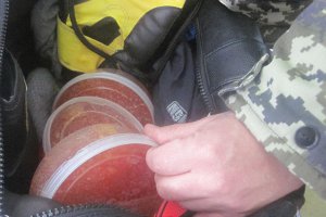 Сумские пограничники изъяли у россиянина почти 10 кг красной и черной икры (видео)